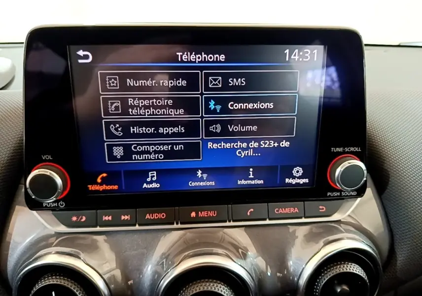 Écran tactile central du Nissan Juke 2023 affichant le menu téléphone avec commandes audio et caméra.