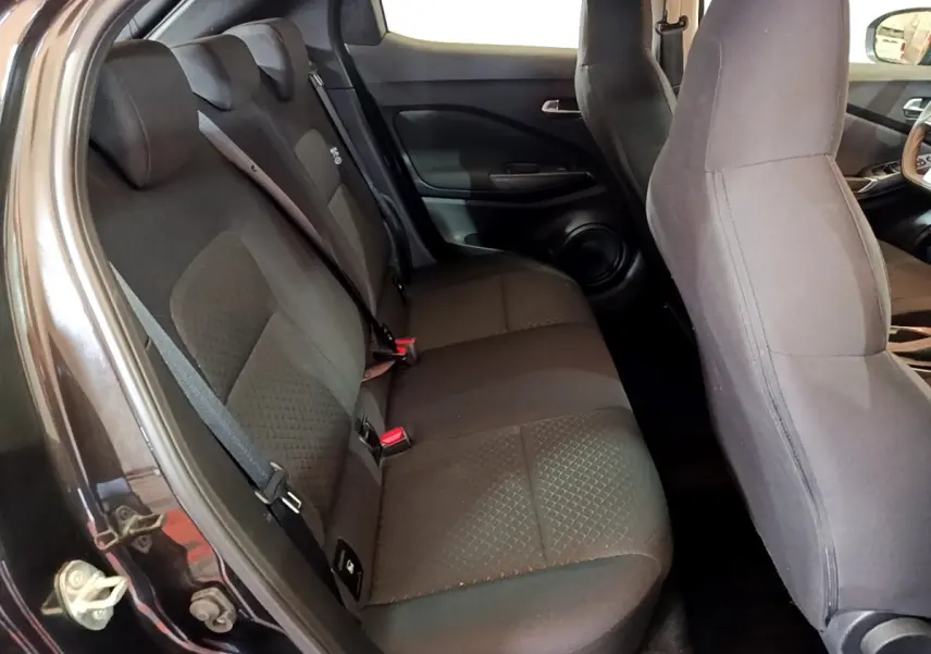 Vue intérieure côté gauche montrant la banquette arrière noire du Nissan Juke 2023 avec ceintures et appuie-têtes.