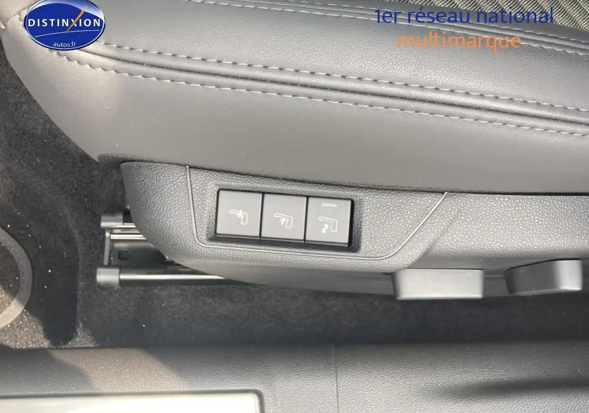 Détail des commandes de réglage électrique du siège conducteur en cuir gris dans l'Alfa Romeo Junior 1.2 hybride 2026.