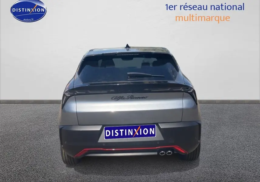 Vue arrière d'une Alfa Romeo Junior 1.2 hybride grise avec feux LED et double sortie d'échappement à droite.