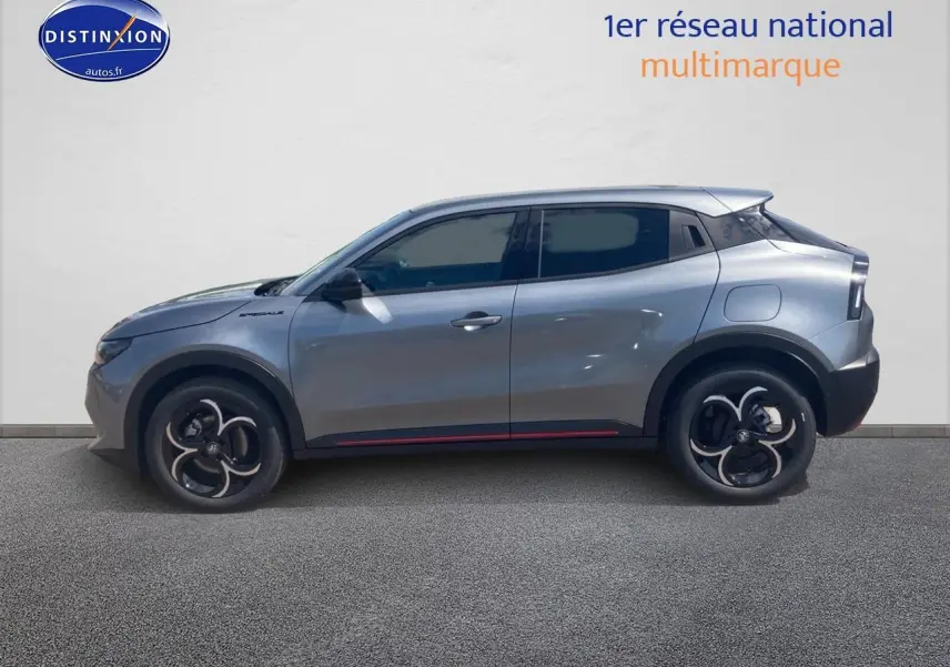 Profil côté gauche de l'Alfa Romeo Junior 1.2 hybride gris 2026 avec jantes alliage et vitres teintées.