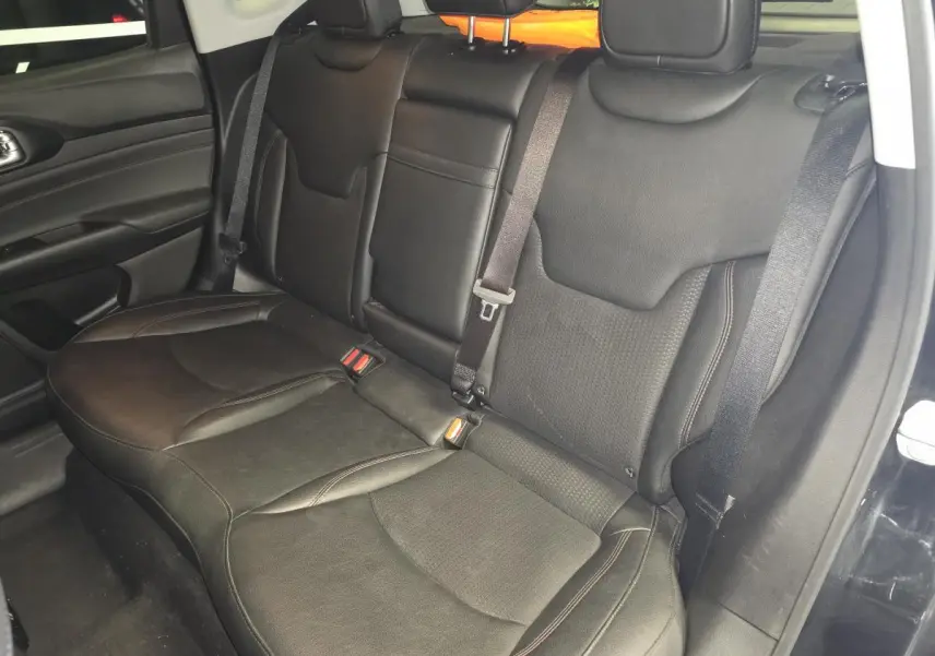 Vue intérieure côté droit sur la banquette arrière noire en cuir et tissu du Jeep Compass Trailhawk 2022.