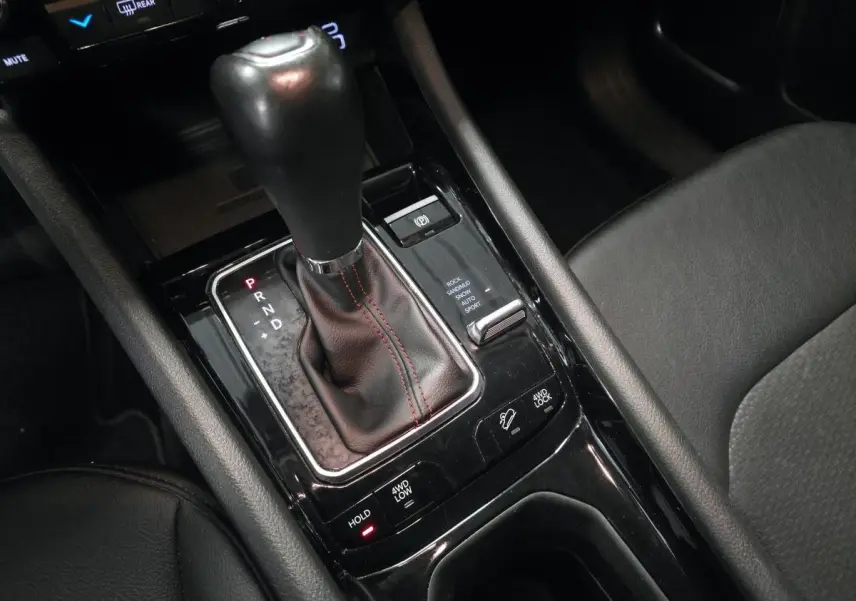 Gros plan sur la console centrale noire du Jeep Compass 2022 avec levier de vitesses automatique et commandes 4WD.