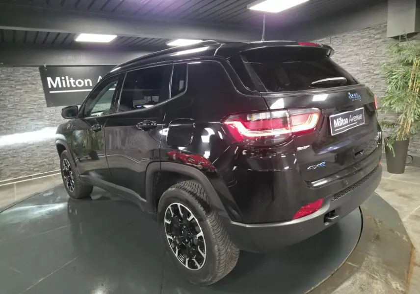 Vue 3/4 arrière droite du Jeep Compass Trailhawk noir avec jantes alliage et badges eAWD visibles.