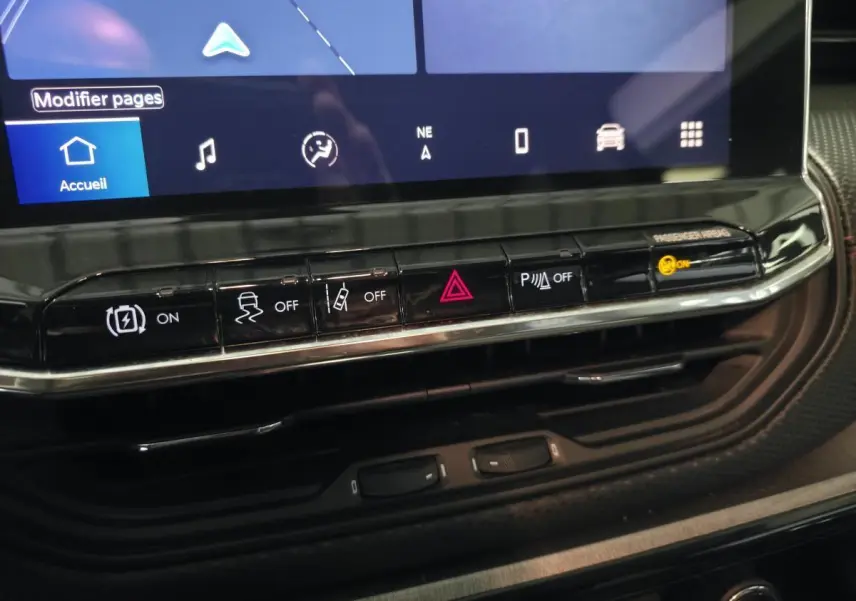 Vue rapprochée du tableau de bord noir du Jeep Compass 2022 montrant les boutons de commande et l'écran tactile.