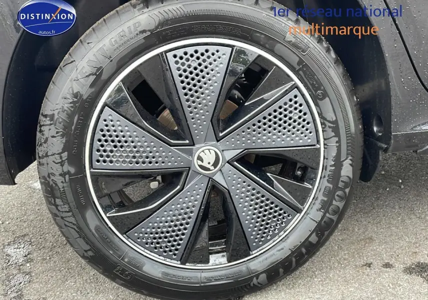 Gros plan sur la roue avant droite noire avec jante alu au design perforé du Skoda Kamiq noir 2026 Monte Carlo.