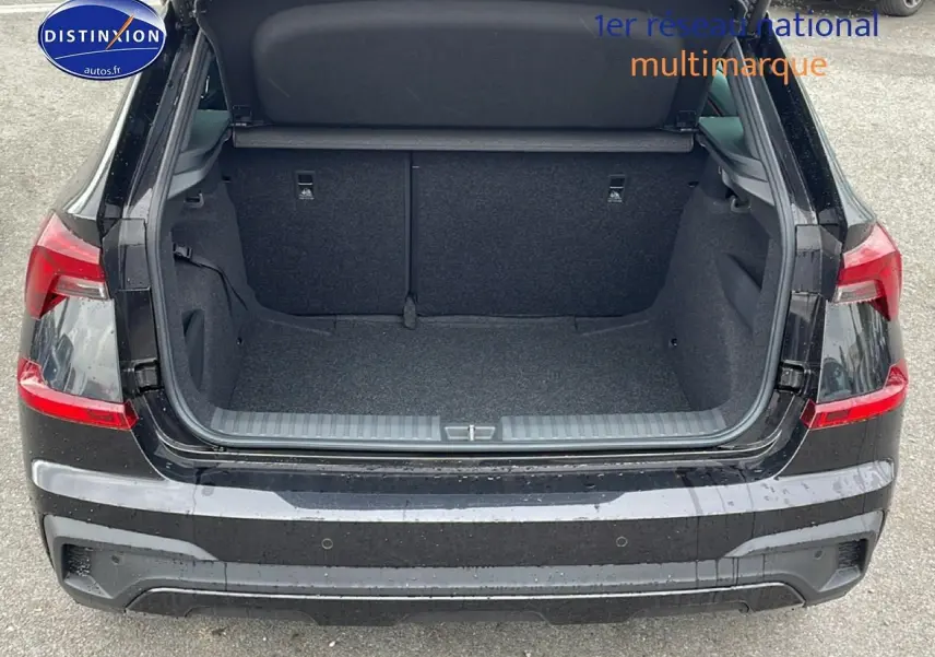 Vue arrière du coffre ouvert d'un Skoda Kamiq noir 2026, mettant en valeur l'espace de chargement vide et les feux arrière LED.