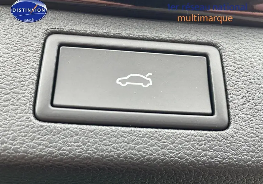 Bouton d'ouverture électrique du hayon sur tableau de bord en cuir noir d'un Skoda Kamiq Monte Carlo 2026.
