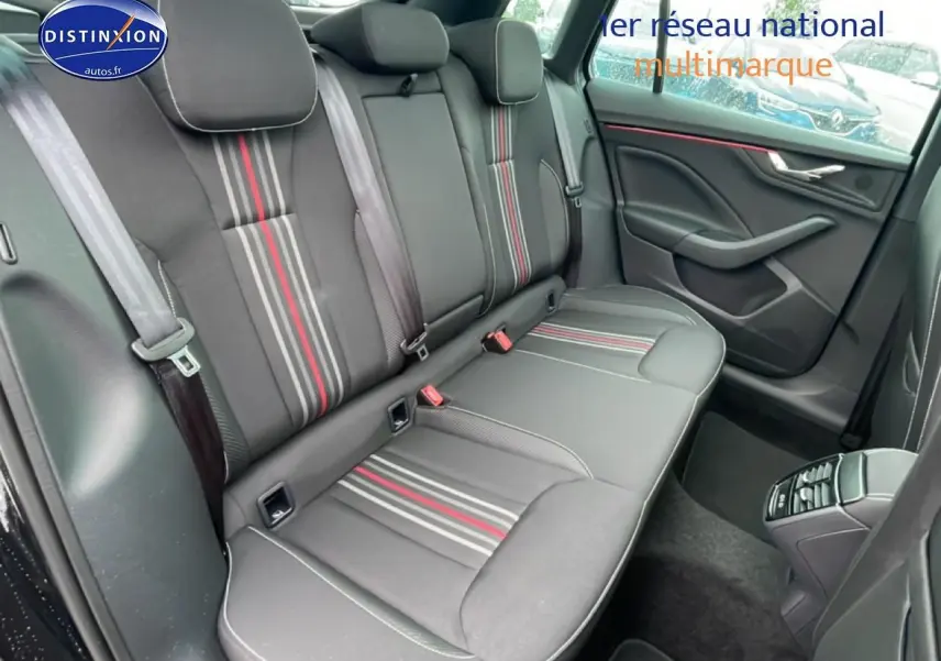 Vue intérieure côté droit de la banquette arrière noire avec bandes grises et rouges du Skoda Kamiq Monte Carlo 2026.
