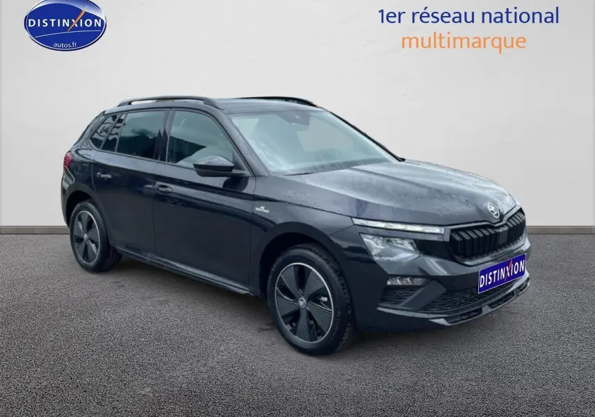 Vue 3/4 avant gauche d’un Skoda Kamiq noir 2026 avec jantes alu et toit panoramique en verre.