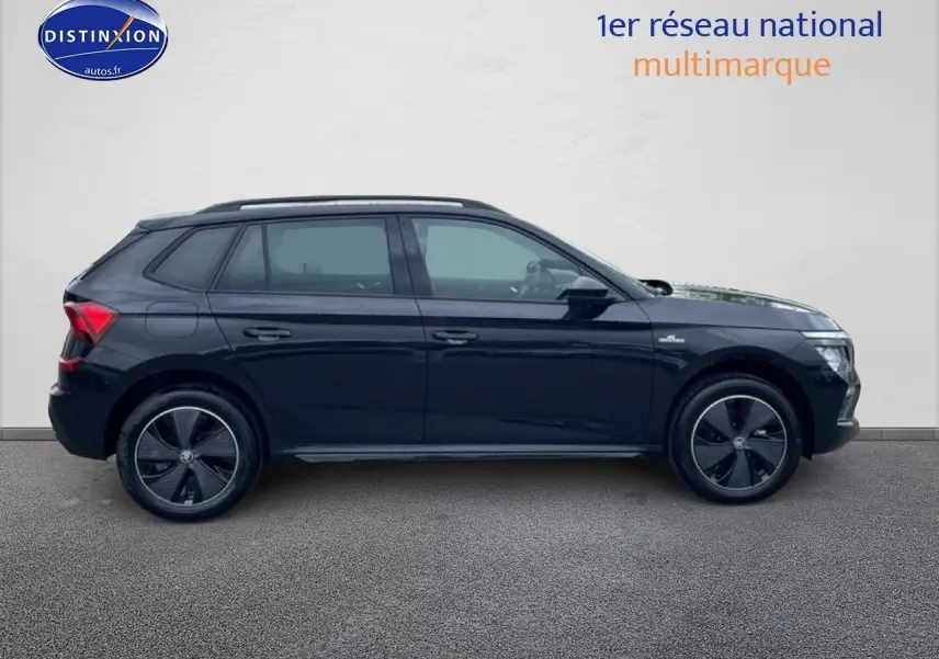 Vue de profil côté gauche d'un Skoda Kamiq noir 2026 finition Monte Carlo avec jantes alu noires et toit panoramique.
