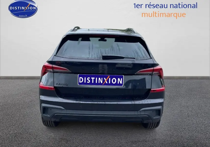 Vue arrière d'un Skoda Kamiq noir 2026 avec feux LED et hayon électrique, sur fond gris neutre.
