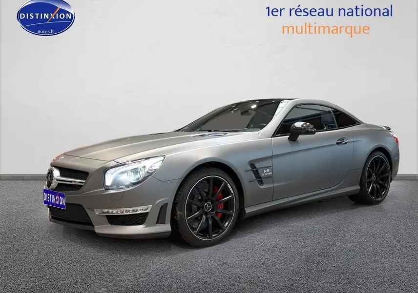 Mercedes Classe SL 63 AMG gris vue 3/4 avant droit avec jantes noires et étriers de frein rouges visibles.