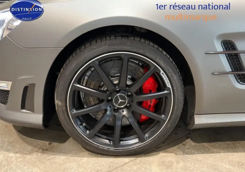 Gros plan sur la roue avant droite gris mat d'une Mercedes Classe SL 63 AMG avec étrier de frein rouge.