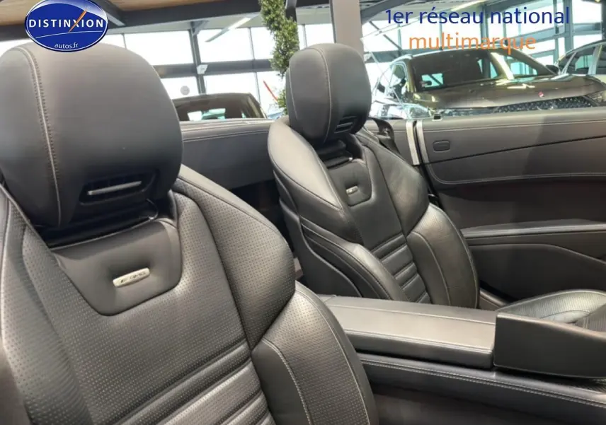 Gros plan sur les sièges avant en cuir noir perforé de la Mercedes Classe SL 63 AMG, intérieur élégant et sportif.
