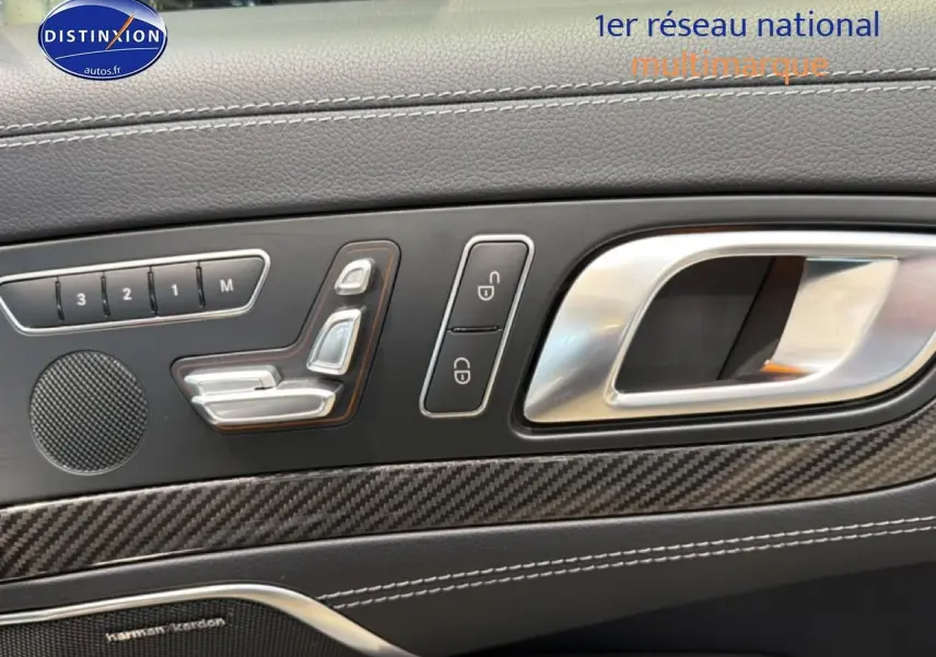 Détail de la porte côté gauche d’une Mercedes Classe SL 63 AMG 2013, avec commandes de siège et insert carbone.