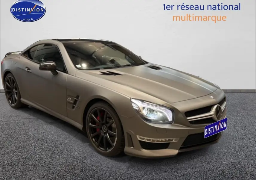 Mercedes Classe SL 63 AMG gris vue 3/4 avant droit avec jantes noires et feux allumés sur fond neutre.