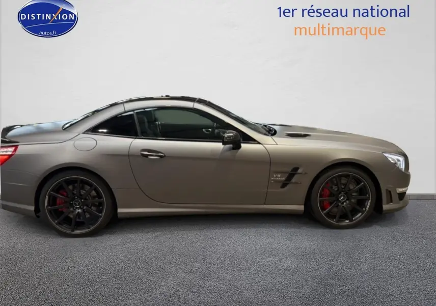 Mercedes Classe SL 63 AMG gris vue de profil côté gauche avec jantes noires et étriers de frein rouges.