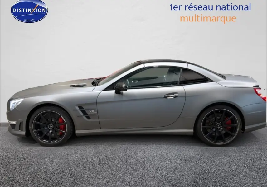 Mercedes Classe SL 63 AMG gris vue de profil côté gauche, avec jantes noires et étriers de frein rouges.