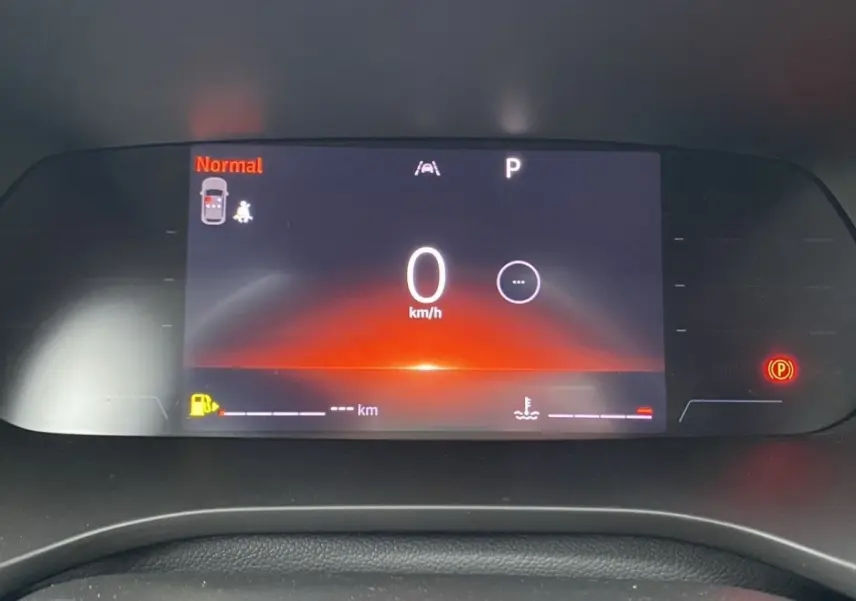 Affichage numérique du combiné d'instruments Renault Arkana noir, indiquant 0 km/h en mode Normal, vue frontale.