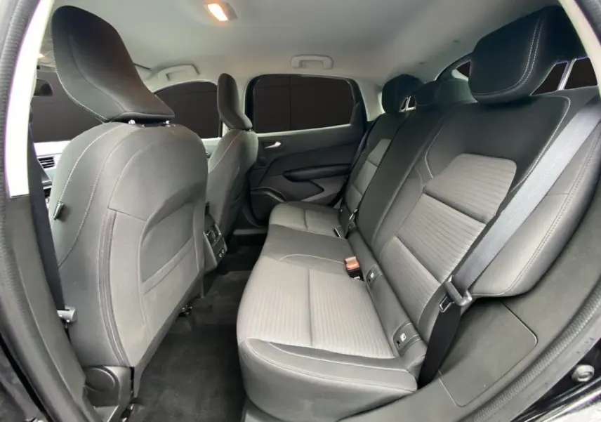 Vue intérieure arrière côté droit montrant la banquette 3 places noire avec ceintures et appuie-têtes du Renault Arkana noir 2024.