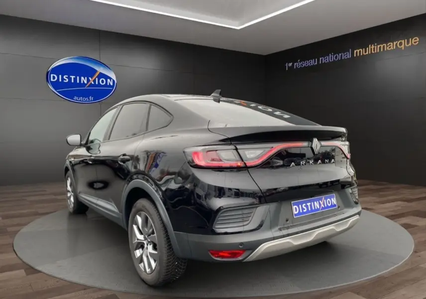 Vue 3/4 arrière droite d'une Renault Arkana noire 2024 avec feux LED et spoiler de coffre visible.