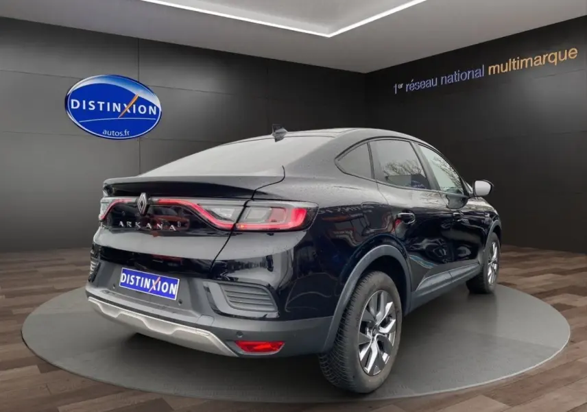 Vue 3/4 arrière droite d'une Renault Arkana noire 2024 avec feux arrière LED et spoiler de coffre.