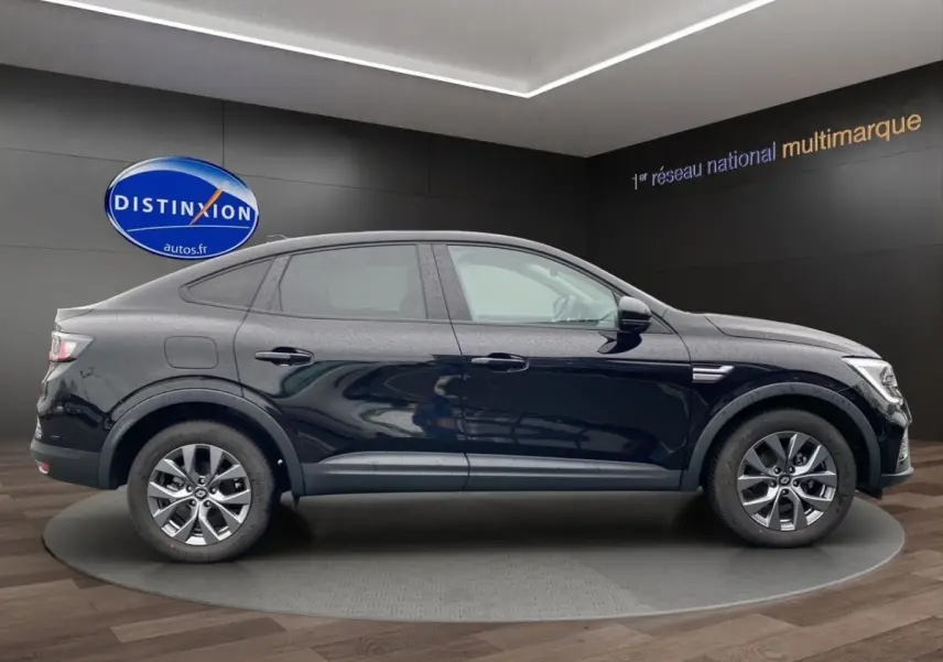 Renault Arkana noir vue de profil côté gauche, SUV compact avec jantes alliage et lignes fluides sous pluie légère.