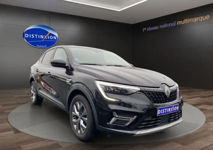 Renault Arkana noir vue 3/4 avant droit, avec calandre distinctive et feux LED allumés en showroom.