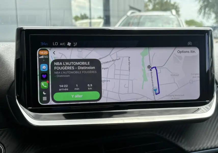 Vue rapprochée de l’écran tactile central du Peugeot 208 Hybrid 110 e-DSC6 GT affichant une navigation Apple CarPlay.