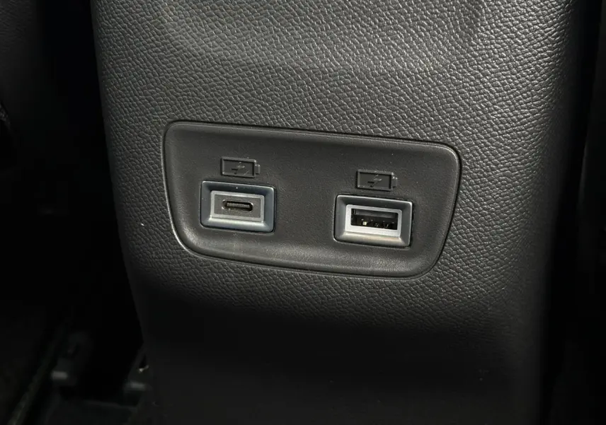 Prise USB-C et USB type A pour chargement à l'arrière dans l'habitacle noir du Peugeot 208 Hybrid 110 e-DSC6 GT.