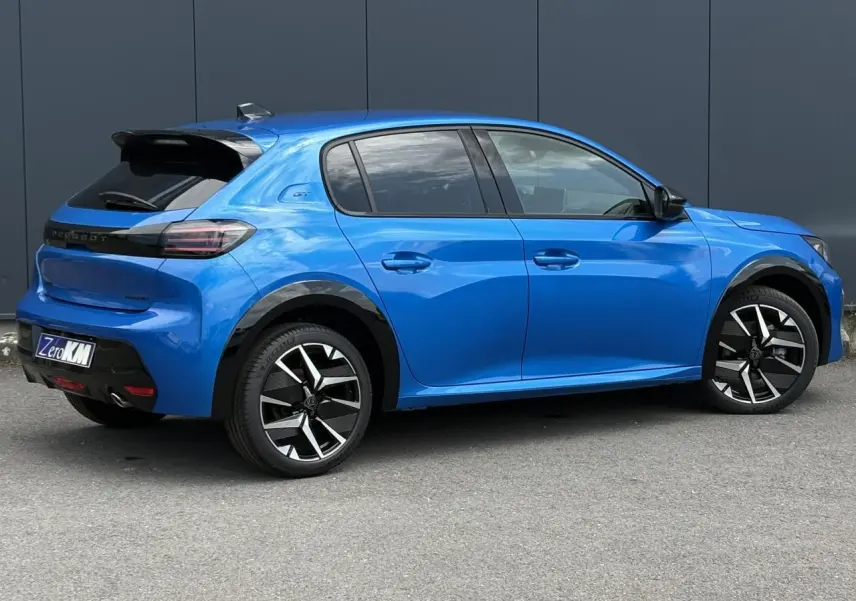 Peugeot 208 Hybrid 110 GT bleu Vertigo vue de profil côté droit avec jantes alliage bi-tons et toit noir.