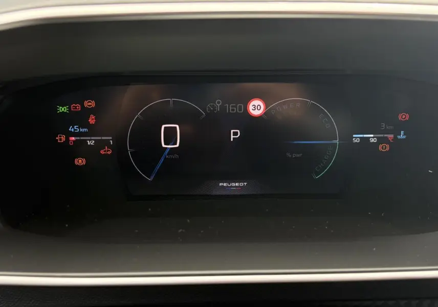 Tableau de bord numérique de Peugeot 208 Hybrid 110 GT affichant vitesse, mode parking et alertes, vue de face.