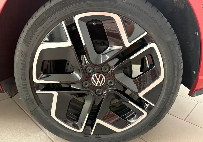 Gros plan sur la jante noire et argentée au design R-Line d’une Volkswagen Polo Rouge Roi 2025.