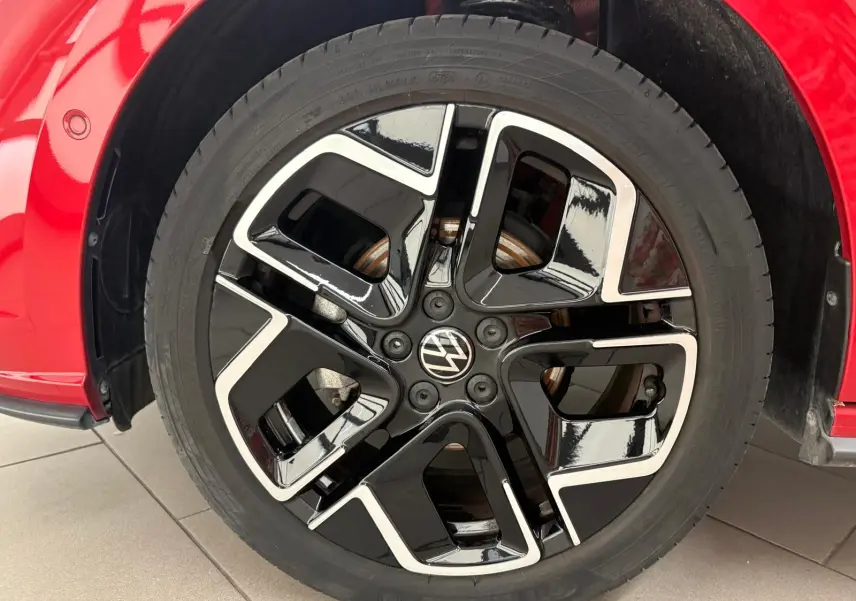 Gros plan sur la jante alliage noire et argentée d'une Volkswagen Polo Rouge Roi, version R-Line, côté avant droit.