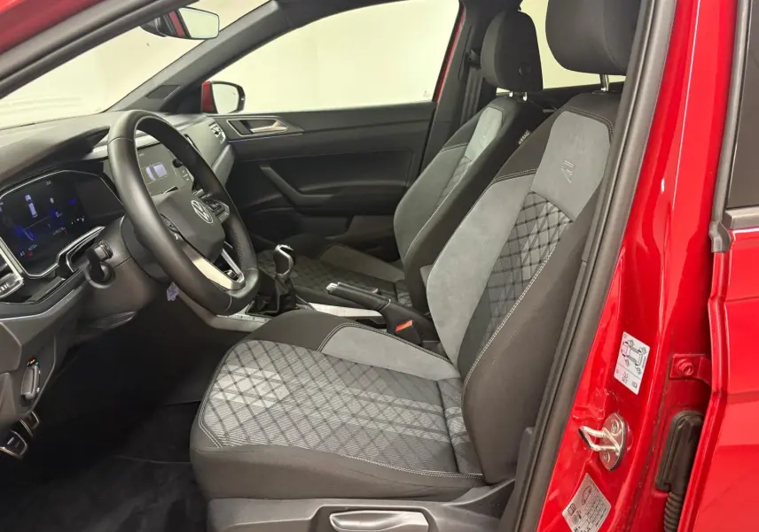 Vue intérieure côté conducteur de la Volkswagen Polo Rouge Roi 2025, sièges R-Line avec surpiqûres et volant multifonction.