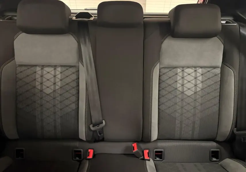 Vue intérieure sur les sièges arrière en tissu gris et noir avec motifs géométriques de la Volkswagen Polo 2025.