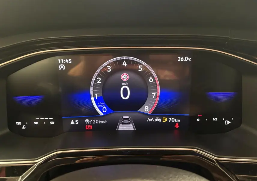 Tableau de bord numérique de Volkswagen Polo 2025 affichant vitesse, température et autonomie, vue de face intérieure.