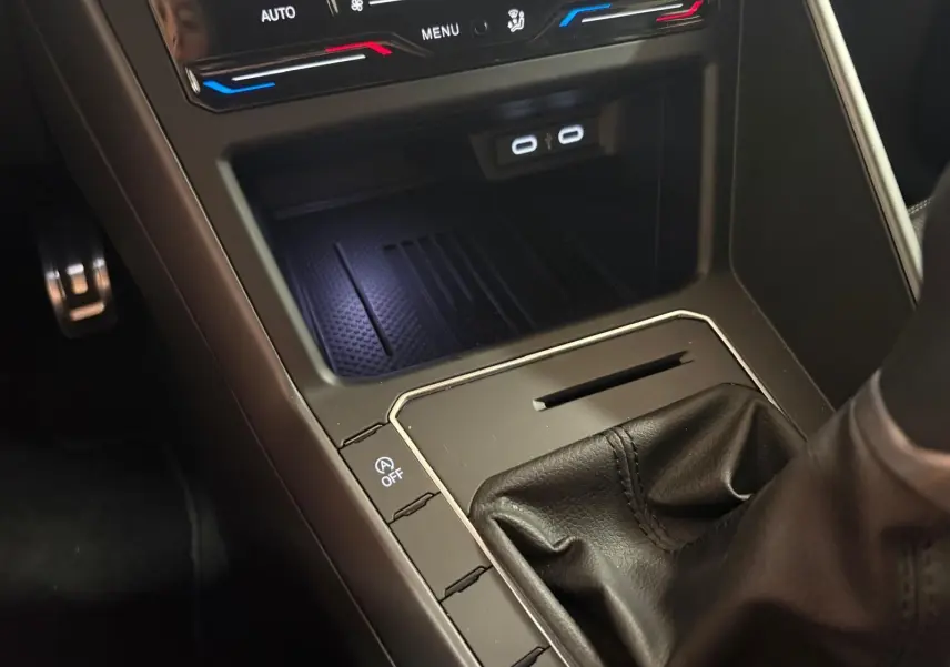 Gros plan sur la console centrale avec levier de vitesse cuir noir de la Volkswagen Polo 1.0 TSI R-Line 2025.