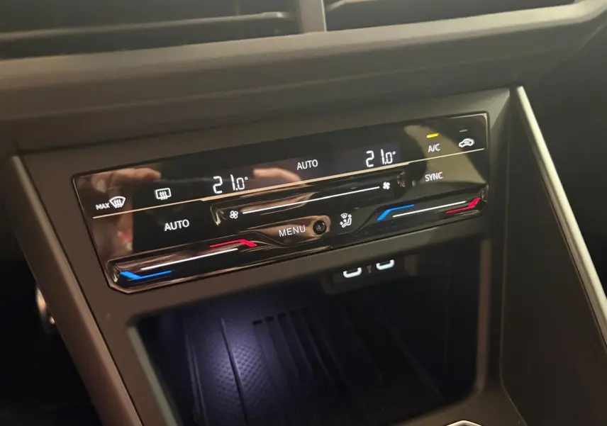 Panneau de climatisation digital avec réglages à 21°C dans l’habitacle d’une Volkswagen Polo 2025.