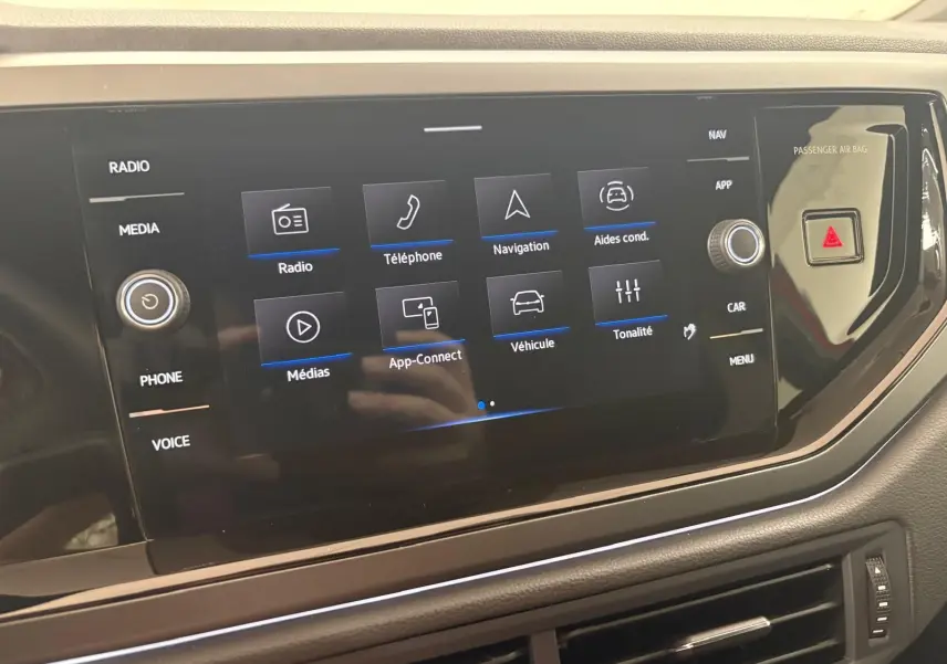 Écran tactile central du Volkswagen Polo 2025 avec interface multimédia et commandes tactiles visibles.