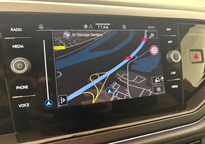 Écran tactile central du Volkswagen Polo 2025 affichant la navigation avec carte et commandes multimédia autour.
