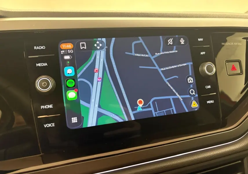 Écran tactile central du Volkswagen Polo 2025 affichant la navigation avec options radio, média et téléphone visibles.