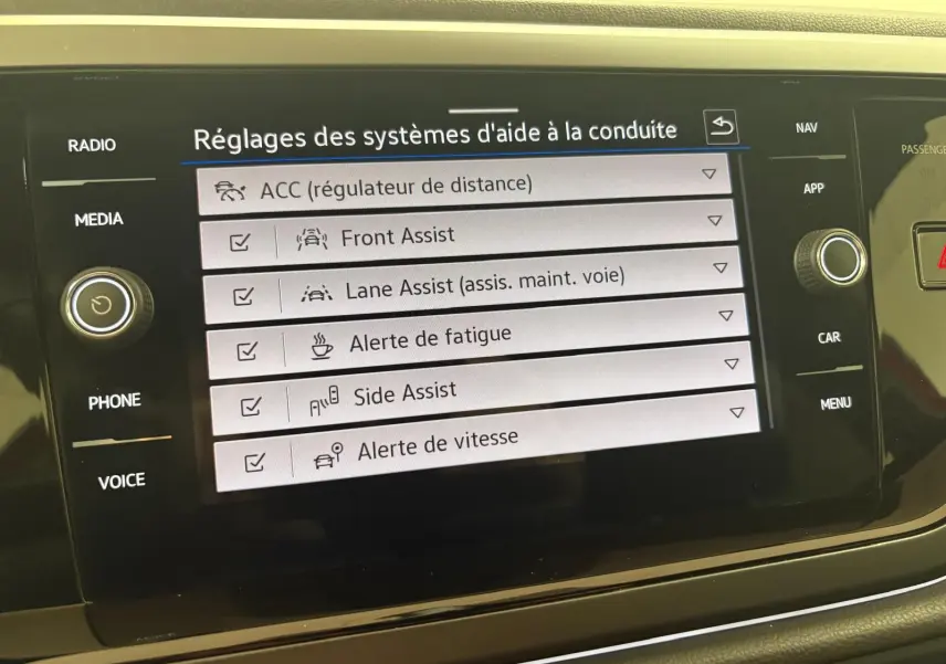 Écran tactile du système d'infodivertissement Volkswagen Polo 2025 affichant les réglages des aides à la conduite.