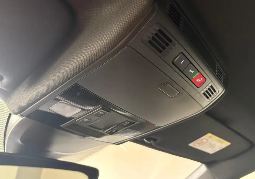 Vue intérieure du plafonnier avec commandes d’éclairage et boutons d’assistance dans une Volkswagen Polo Rouge Roi 2025.