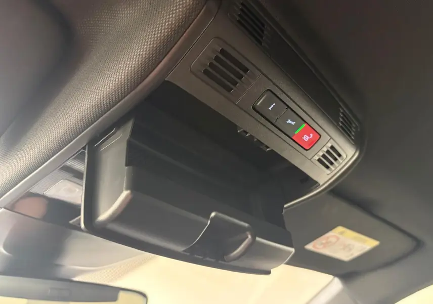 Rangement ouvert au plafond avec commandes intégrées dans l'habitacle d'une Volkswagen Polo 2025.