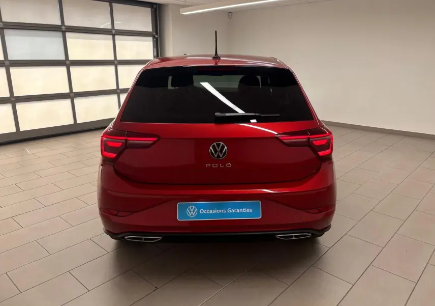Vue arrière d'une Volkswagen Polo Rouge Roi 2025 avec feux LED et double sortie d'échappement intégrée.