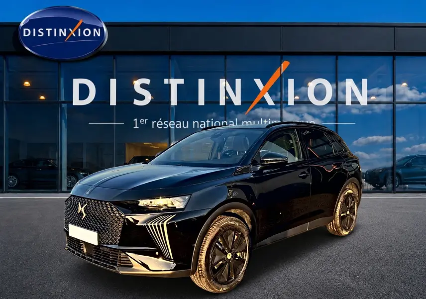DS7 1.5 BlueHDi noir en 3/4 avant droit, avec calandre distinctive et jantes alliage noires devant showroom Distinxion.