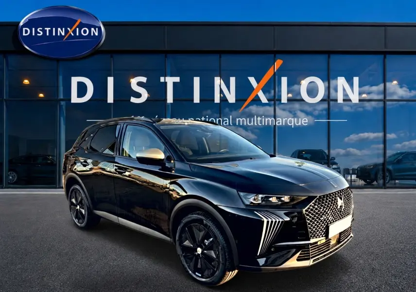 DS7 1.5 BlueHDi 130 noir vue 3/4 avant avec calandre distinctive et jantes noires devant showroom Distinxion.