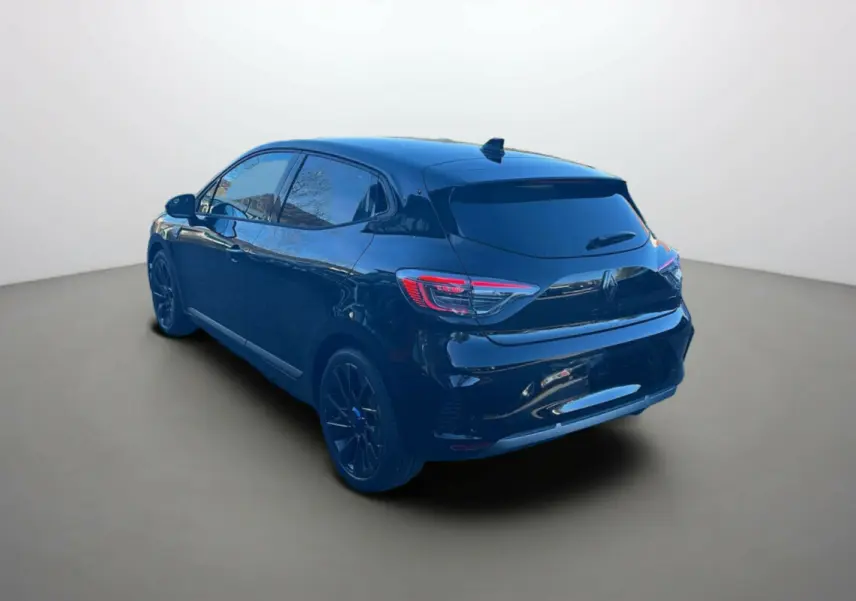 Vue 3/4 arrière droite d'une Renault Clio V E-Tech 145 Esprit Alpine Bose noir étoilé avec vitres surteintées et jantes noires.